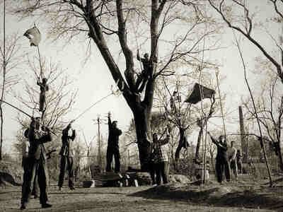 Вечером, когда птицы возвращались на ночлег, китайцы выходили на охоту. Они вооружались палками, трещотками, барабанами и самодельными чучелами. Толпа распевала революционные песни и отпугивала, мобилизуя людей на уничтожение воробьев.