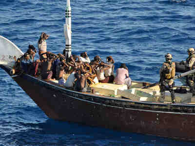 Это помогает предотвратить нападения и обеспечить безопасность судов.