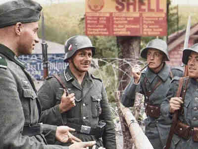 Немецкие и швейцарские солдаты на границе Франции и Швейцарии, июль 1940 года.