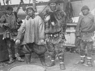 Вплоть до революции чукчи не знали призыва в армию, не ходили в школу, не получали медицинский уход, не говорили в большинстве своем на русском языке. Старый уклад жизни сломался лишь при советской власти.