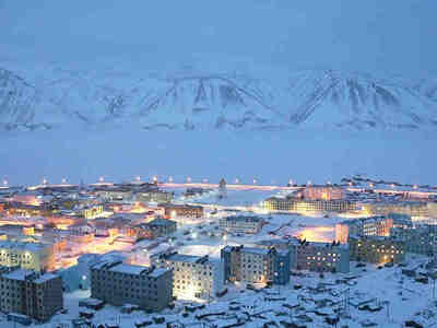 Были построены предприятия, дороги, больницы и учебные заведения. На фото - г. Эгвекинот, Чукотка.