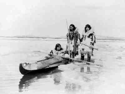 Для выхода в море чукчи научились изготавливать байдары и каяки. Да, те самые современные каяки, распространенные по всему миру, которые сейчас ассоциируются с водным туризмом и спортом, являются охотничьей лодкой для преследования морского зверя, придуманные северными народами, эскимосами и чукчами.