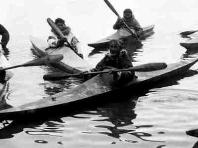 Конечно, если речь идет особенно о китах, то охотились не в одиночку, а сообща, плюс использовали большие байдары, которые вмещали до 10 человек.