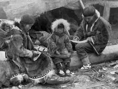 Чукчи при этом предпочитали не воевать с соплеменниками. Роды и общины войн между собой, как правило, не вели.