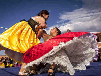 Луча литре - это традиционный вид рестлинга в Латинской Америке - смесь спорта и яркого шоу.