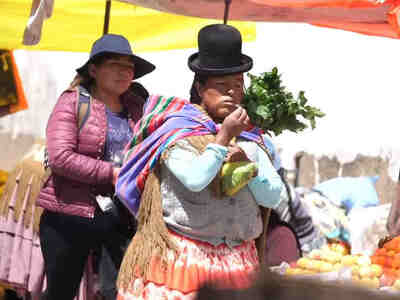 Чолита в национальной одежде. Рядом - в обычной