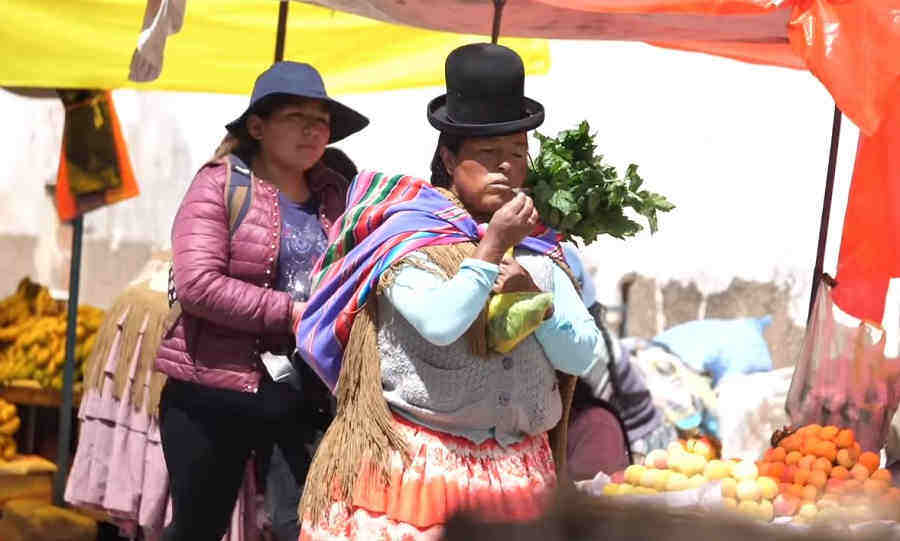Чолита в национальной одежде. Рядом - в обычной