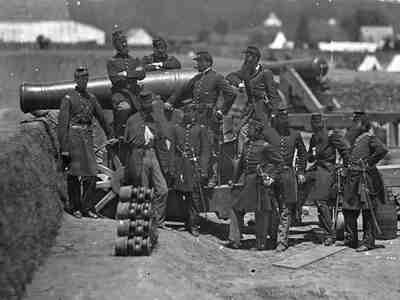 Офицеры 69-го нью-йоркского пехотного полка вместе с полковником Майклом Коркораном, форт Коркоран, Вирджиния.