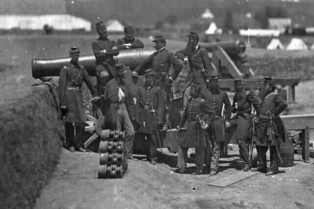 Офицеры 69-го нью-йоркского пехотного полка вместе с полковником Майклом Коркораном, форт Коркоран, Вирджиния.