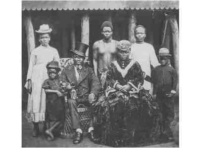 На снимке - либерийское зажиточное семейство: отец, мать, двое сыновей и их рабы - две служанки и девушка-повар.