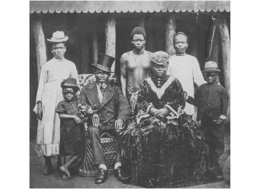 На снимке - либерийское зажиточное семейство: отец, мать, двое сыновей и их рабы - две служанки и девушка-повар.