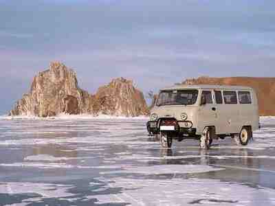 Машина заехала на лёд Байкала