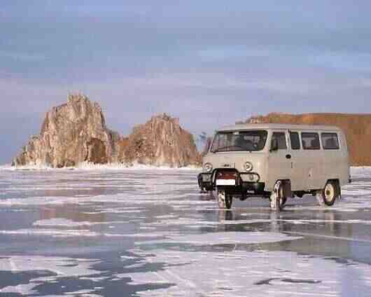 Машина заехала на лёд Байкала