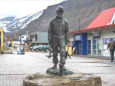 Памятник шахтёру на Шпицбергене