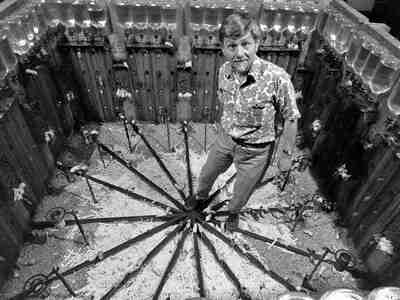 Эксперимент Вселенная-25 (Universe 25) был проведен американским этологом Джоном Б. Кэлхуном в 1968 году с целью изучения влияния перенаселения на поведение и выживание популяции мышей.