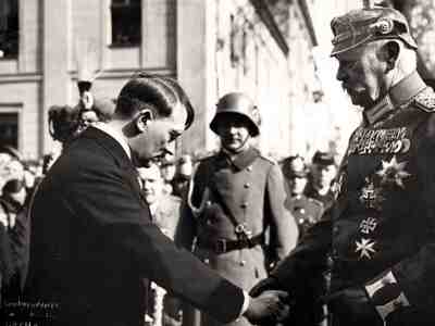 Рейхсканцлер Адольф Гитлер и рейхспрезидент Пауль фон Гинденбург, 21 марта 1933 года